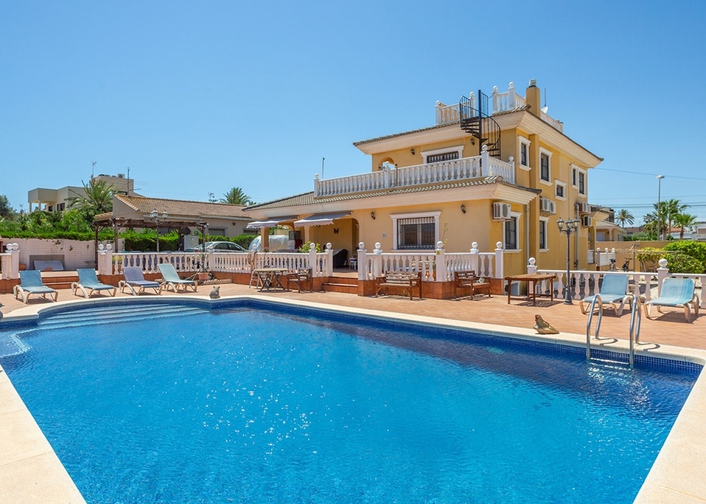 6 Bedroom 6 Bathroom Villa in Torrevieja