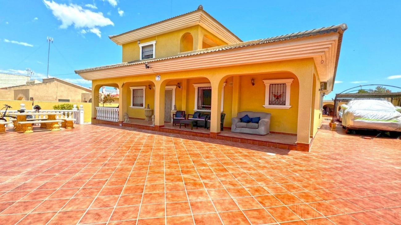 For sale - 6 Bedroom 6 Bathroom Villa in Torrevieja - Los Balcones  - Alicante