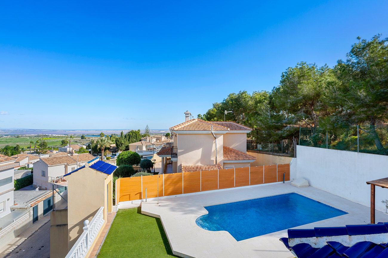 For sale - 3 Bedroom 3 Bathroom Villa in Ciudad De Las Comunicaciones - Costa Blanca  - Alicante