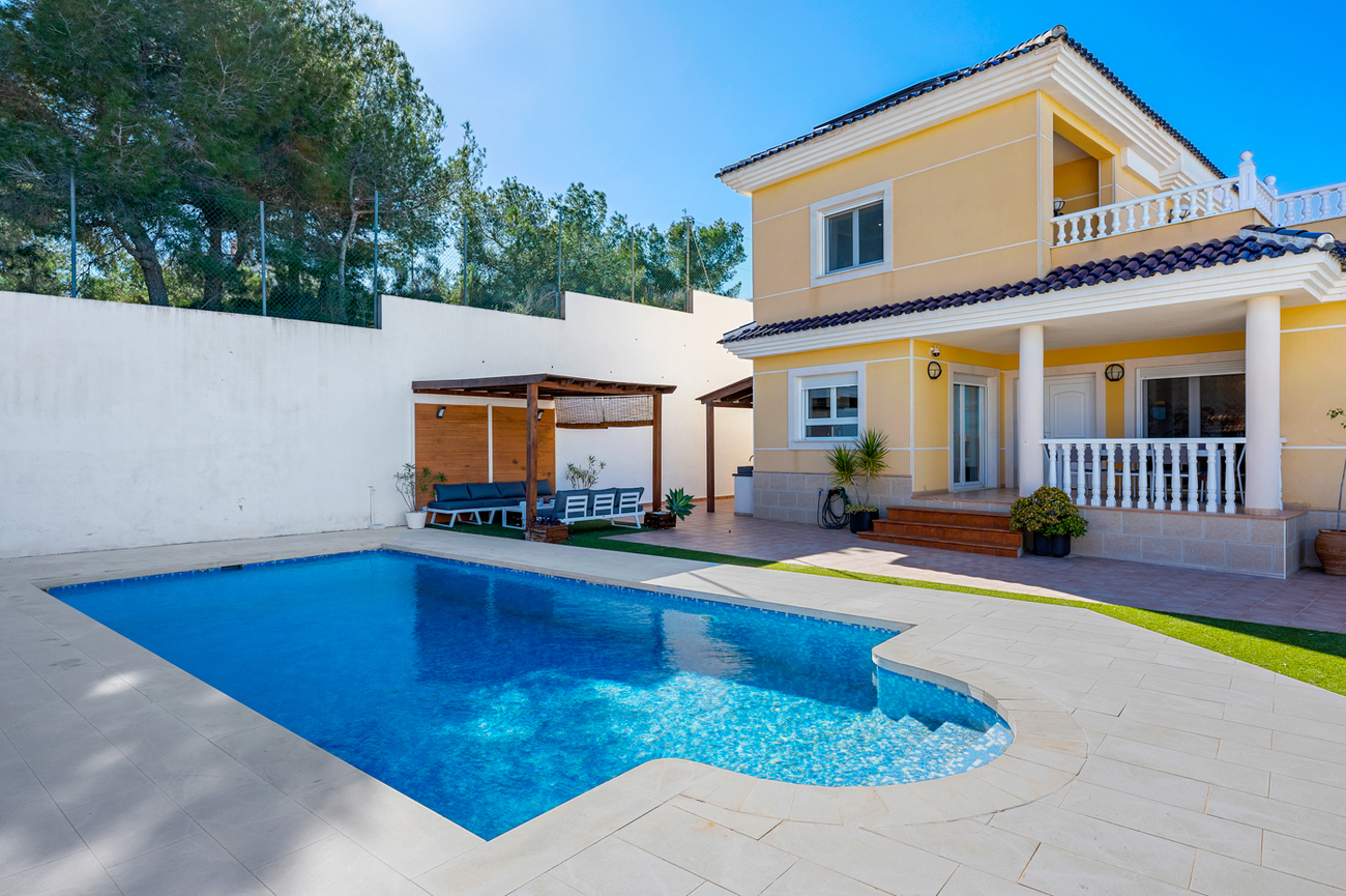 For sale - 3 Bedroom 3 Bathroom Villa in Ciudad De Las Comunicaciones - Costa Blanca  - Alicante