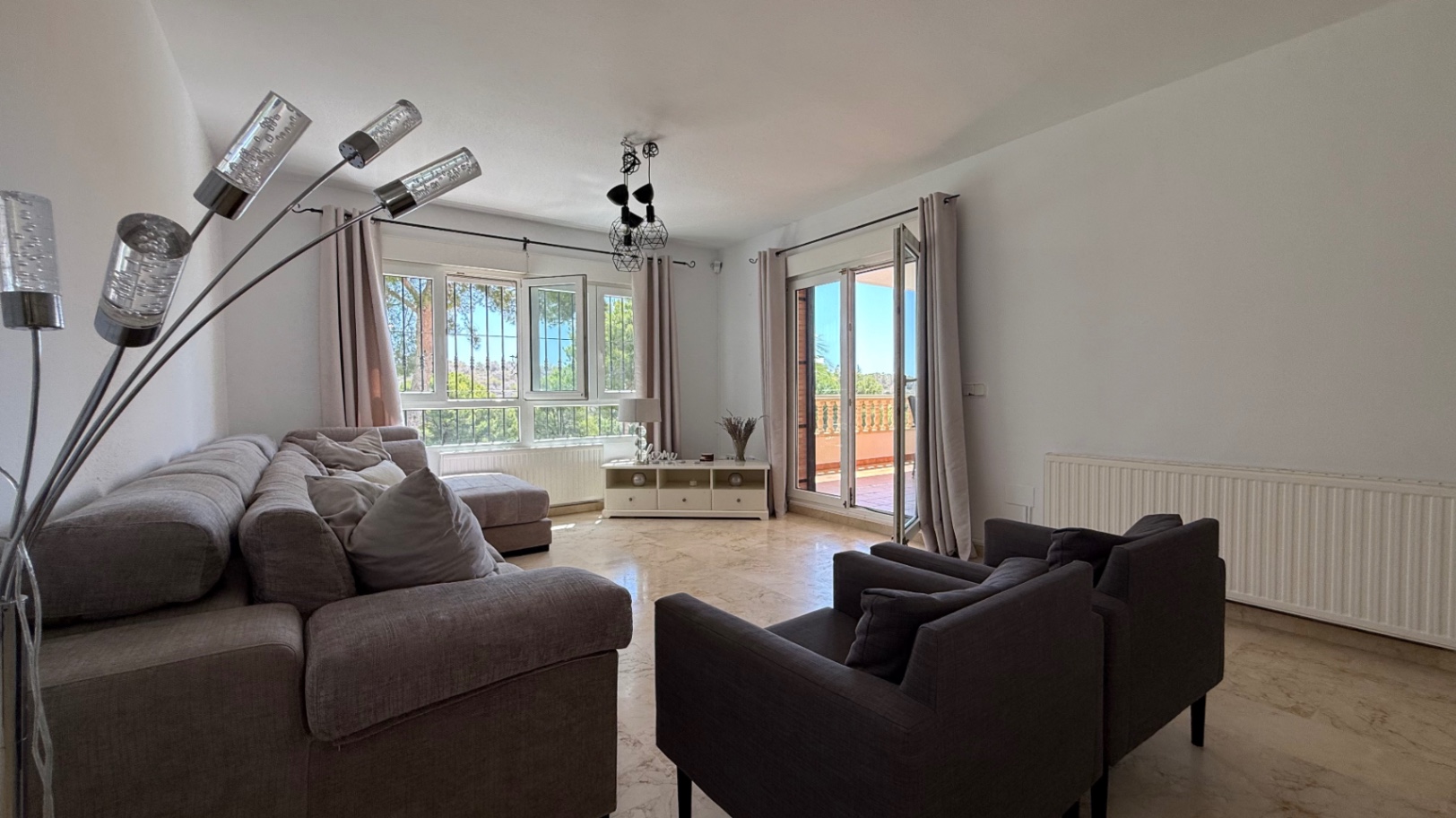 For sale - 4 Bedroom 2 Bathroom Villa in Las Ramblas Villamartin - Inland  - Alicante