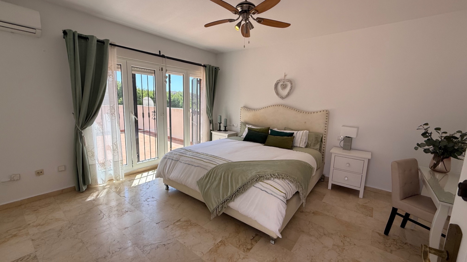 For sale - 4 Bedroom 2 Bathroom Villa in Las Ramblas Villamartin - Inland  - Alicante