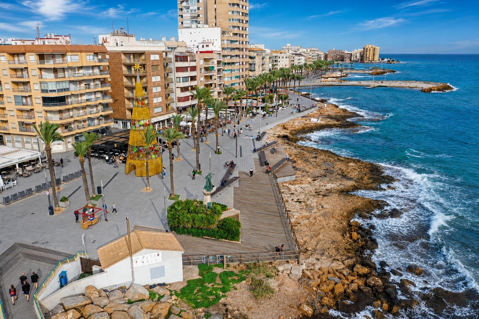 For sale - 4 Bedroom 2 Bathroom Apartment in Torrevieja - Centro  - Alicante
