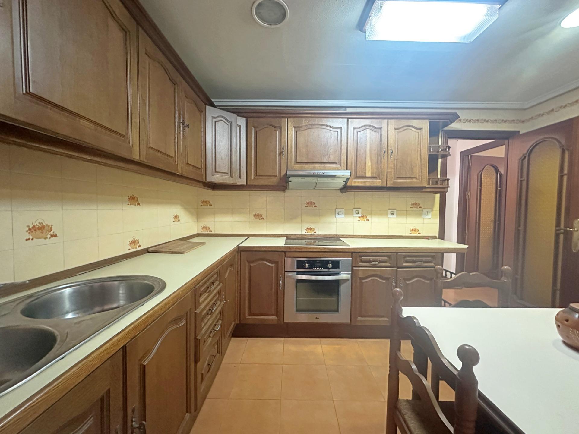 For sale - 4 Bedroom 2 Bathroom Apartment in Torrevieja - Centro  - Alicante
