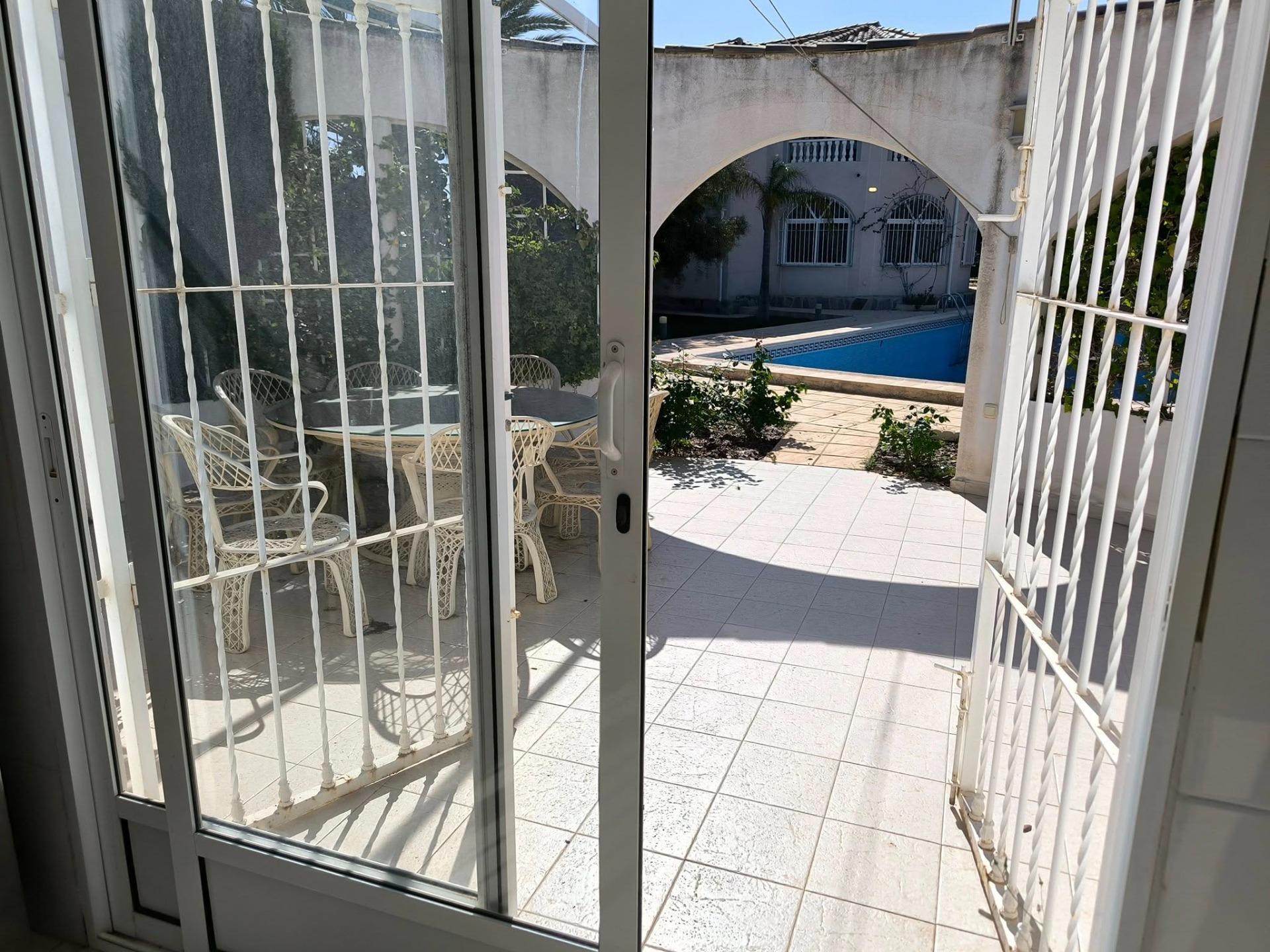 For sale - 5 Bedroom 2 Bathroom Villa in Torrevieja - La Siesta  - Alicante