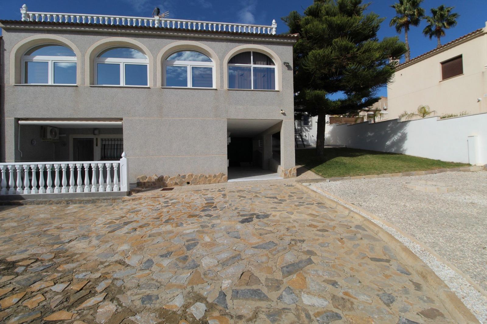 For sale - 5 Bedroom 2 Bathroom Villa in Los Balcones - Los Balcones - Los Altos Del Edén  - Alicante
