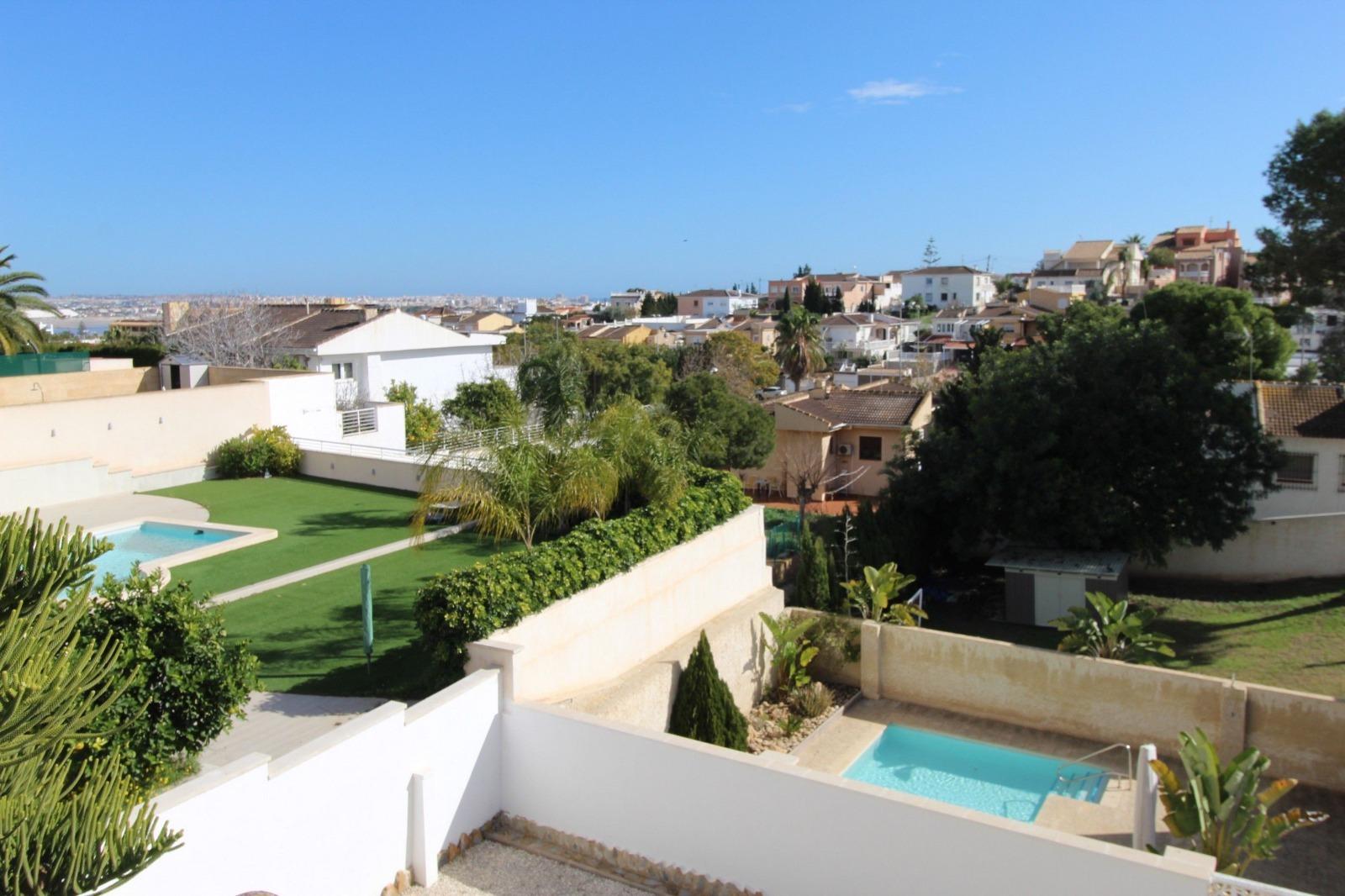 For sale - 5 Bedroom 2 Bathroom Villa in Los Balcones - Los Balcones - Los Altos Del Edén  - Alicante