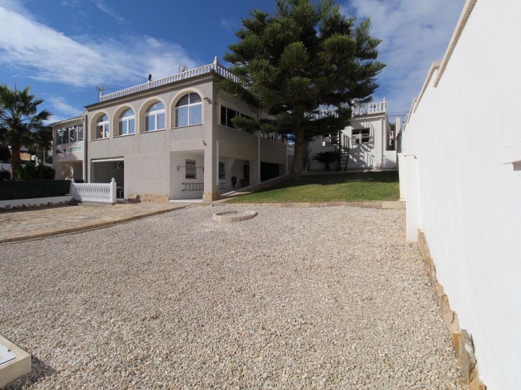 5 Bedroom 2 Bathroom Town House in Torrevieja