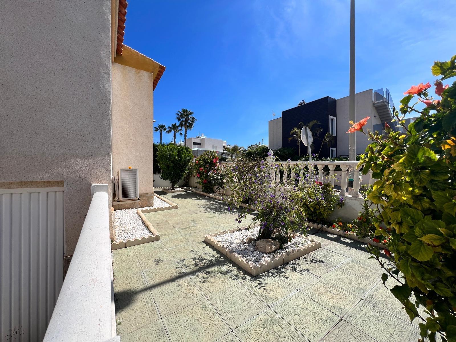 For sale - 3 Bedroom 2 Bathroom Quad House in Torrevieja - Torre La Mata  - Alicante