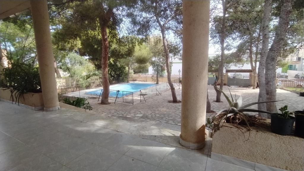 For sale - 6 Bedroom 3 Bathroom Villa in Torrevieja - Los Balcones  - Alicante