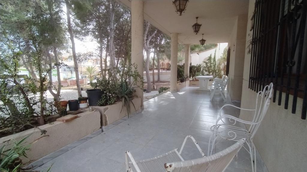 For sale - 6 Bedroom 3 Bathroom Villa in Torrevieja - Los Balcones  - Alicante
