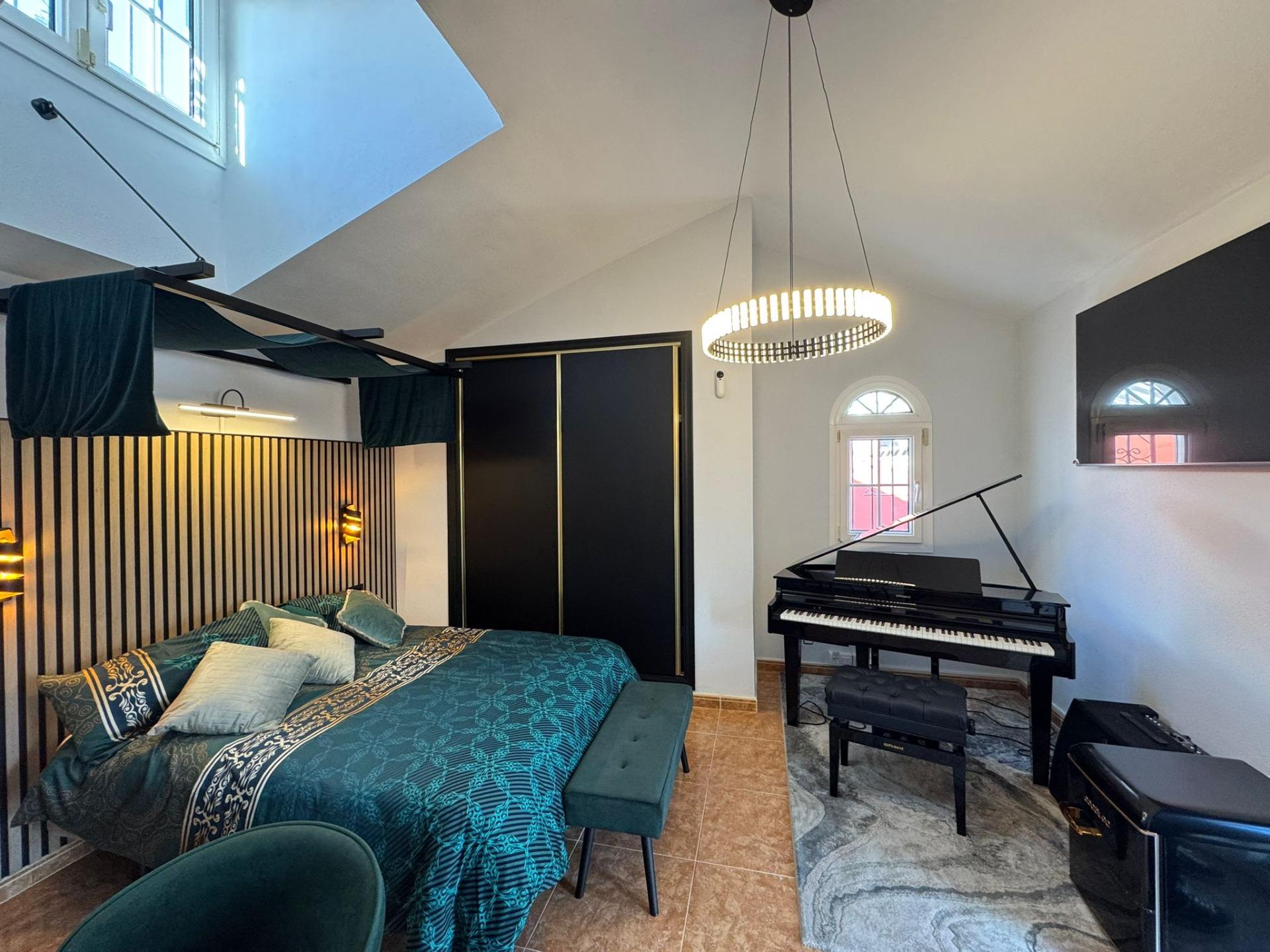 For sale - 3 Bedroom 2 Bathroom Town House in Villamartin -   - Alicante