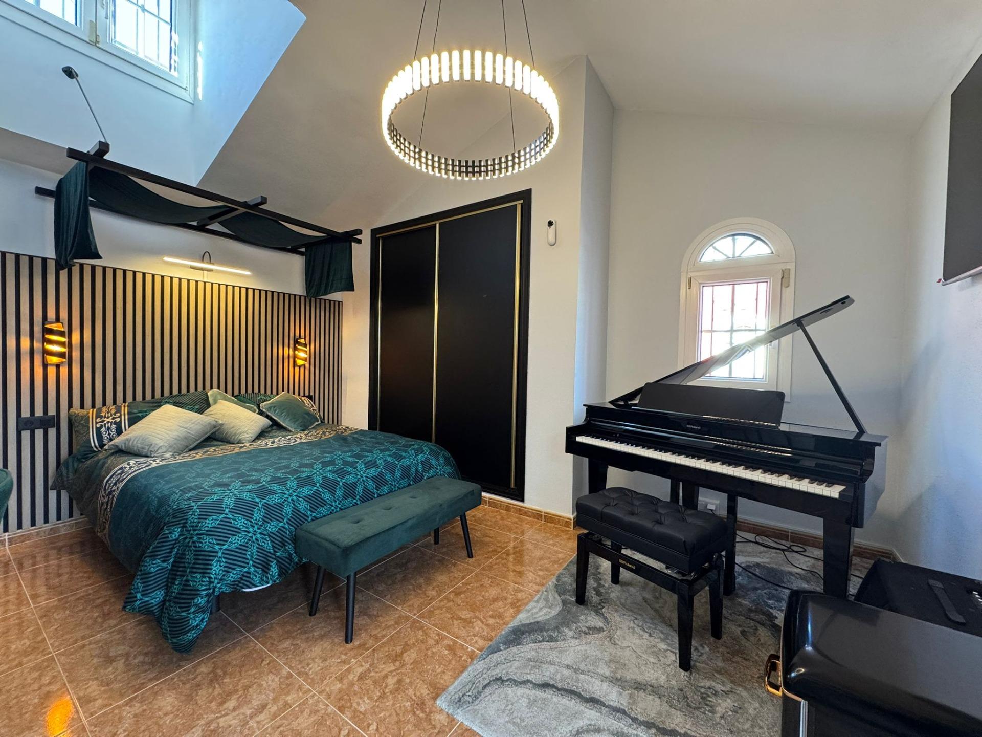 For sale - 3 Bedroom 2 Bathroom Town House in Villamartin -   - Alicante
