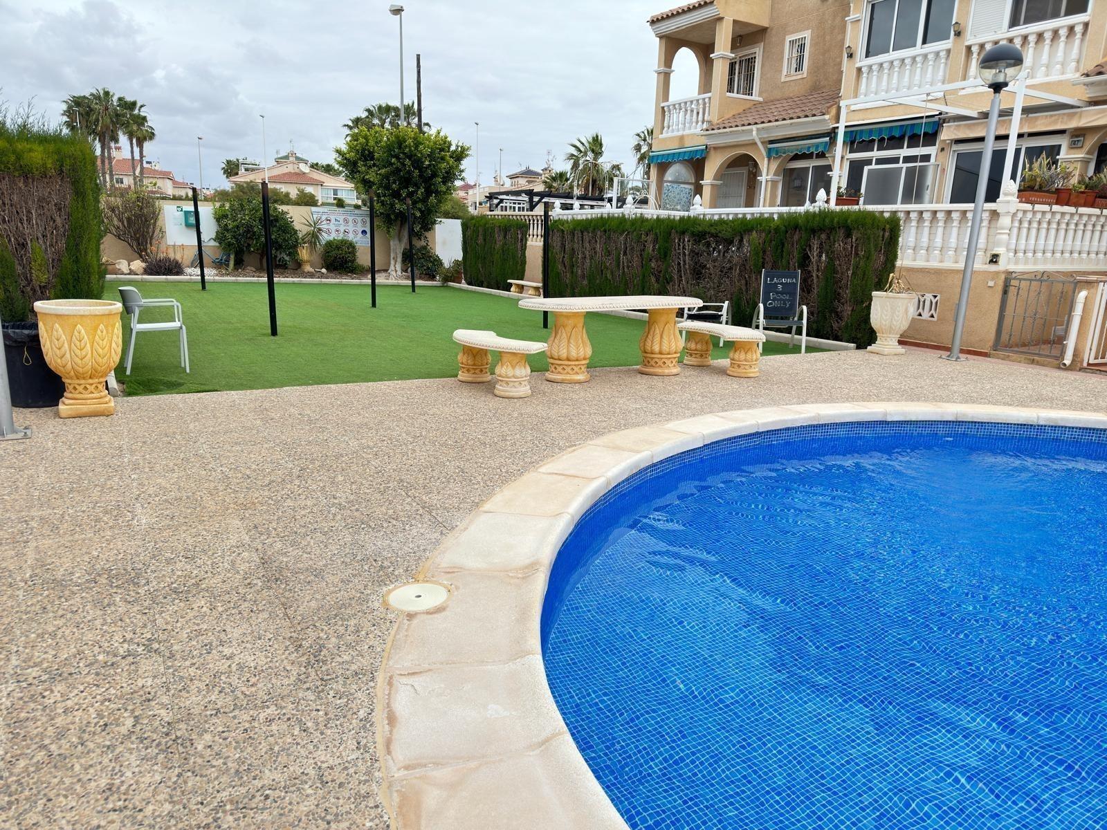 For sale - 4 Bedroom 3 Bathroom Villa in Playa Flamenca  - Playa Flamenca  - Alicante