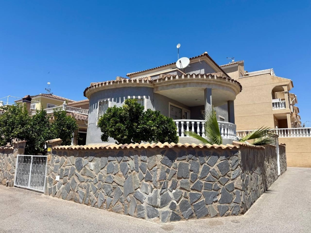 4 Bedroom 3 Bathroom Villa in Playa Flamenca