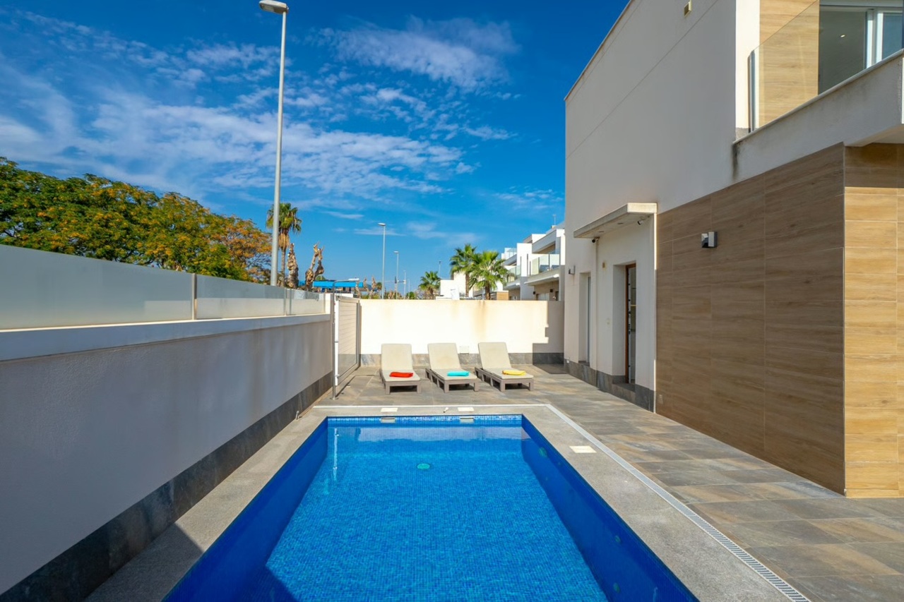 For sale - 3 Bedroom 2 Bathroom Villa in Pilar de la Horadada -  - Alicante