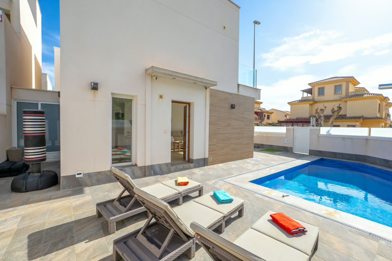 For sale - 3 Bedroom 2 Bathroom Villa in Pilar de la Horadada -  - Alicante
