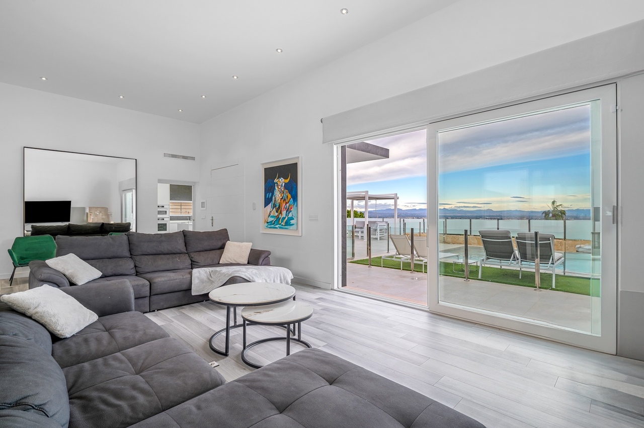 For sale - 4 Bedroom 3 Bathroom Villa in Algorfa -  - Alicante