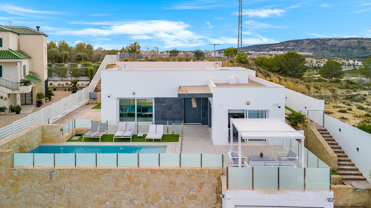 For sale - 4 Bedroom 3 Bathroom Villa in Algorfa -  - Alicante