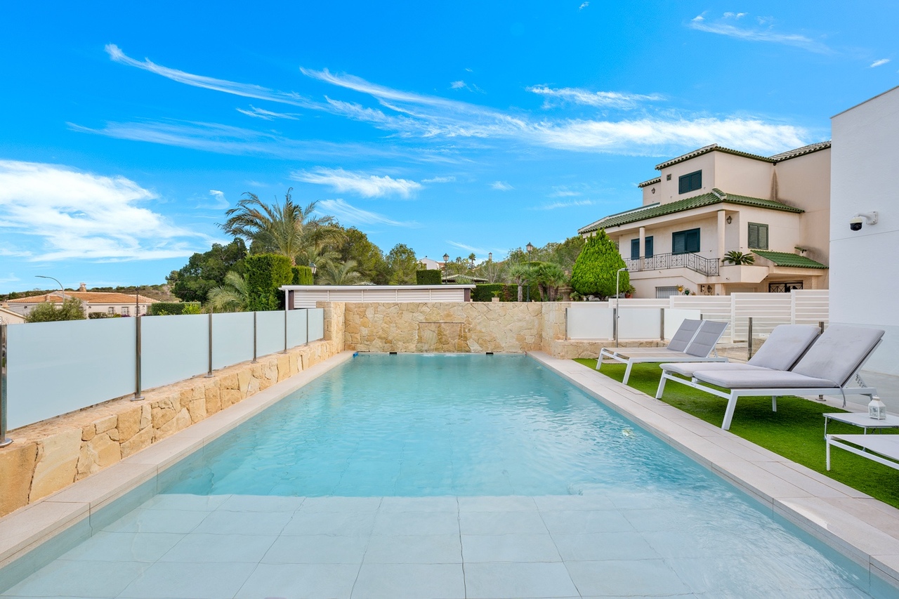 For sale - 4 Bedroom 3 Bathroom Villa in Algorfa -  - Alicante