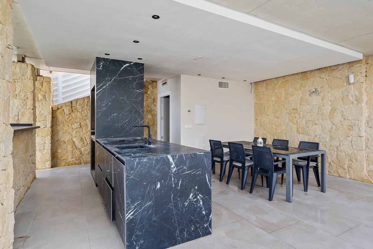 For sale - 4 Bedroom 3 Bathroom Villa in Algorfa -  - Alicante