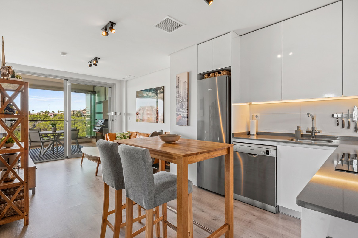 For sale - 3 Bedroom 2 Bathroom Apartment - Middle Floor Apartment in Orihuela - Villamartin  - Alicante