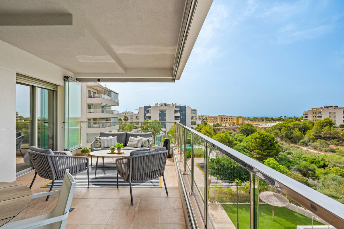 For sale - 3 Bedroom 2 Bathroom Apartment - Middle Floor Apartment in Orihuela - Villamartin  - Alicante