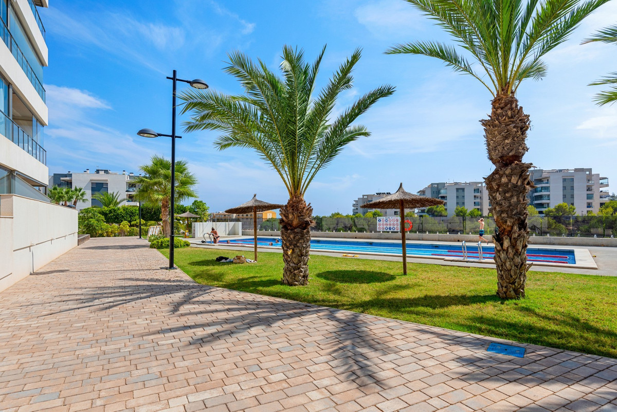 For sale - 3 Bedroom 2 Bathroom Apartment - Middle Floor Apartment in Orihuela - Villamartin  - Alicante
