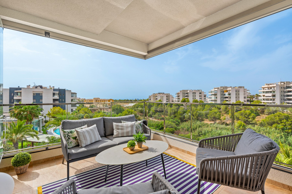 For sale - 3 Bedroom 2 Bathroom Apartment - Middle Floor Apartment in Orihuela - Villamartin  - Alicante