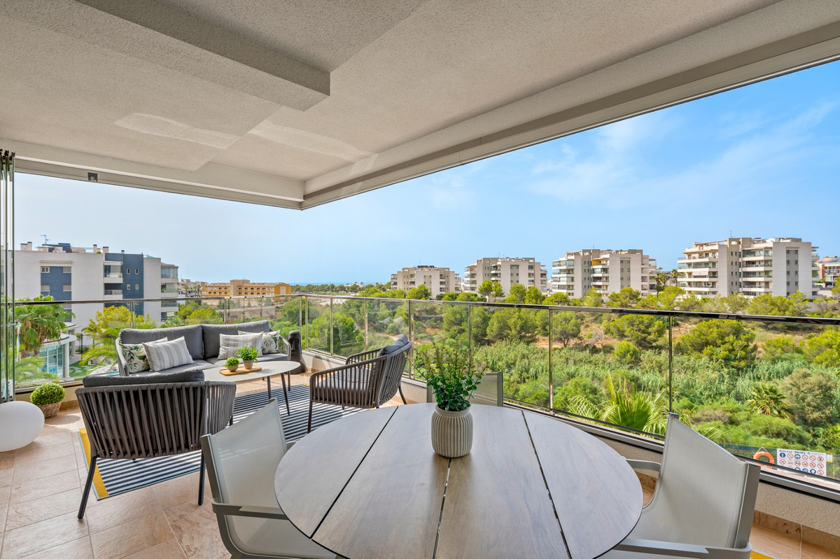 For sale - 3 Bedroom 2 Bathroom Apartment - Middle Floor Apartment in Orihuela - Villamartin  - Alicante