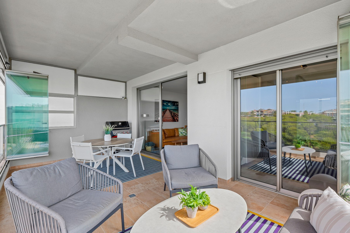 For sale - 3 Bedroom 2 Bathroom Apartment - Middle Floor Apartment in Orihuela - Villamartin  - Alicante
