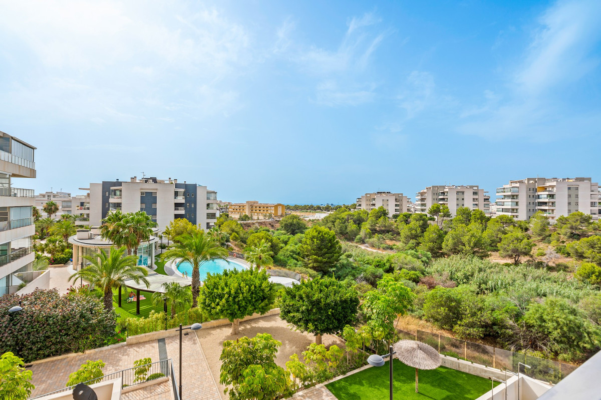 For sale - 3 Bedroom 2 Bathroom Apartment - Middle Floor Apartment in Orihuela - Villamartin  - Alicante