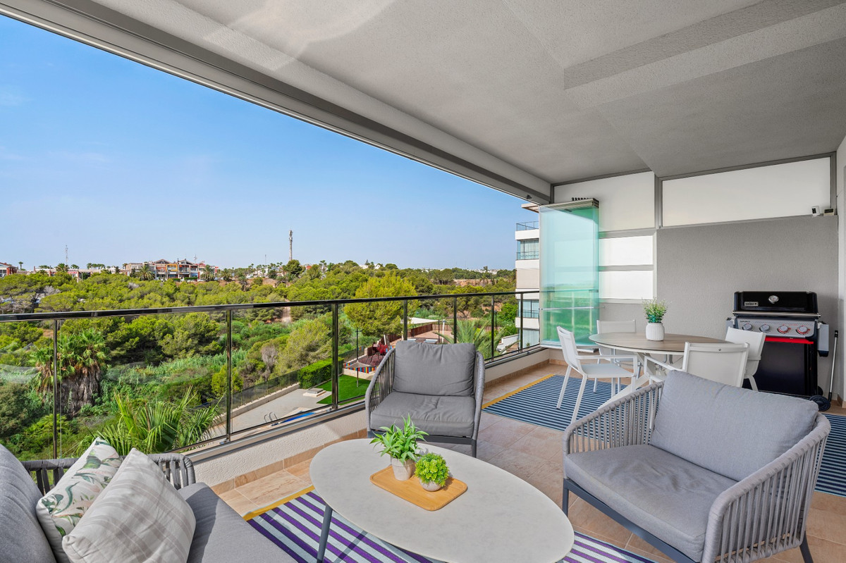 For sale - 3 Bedroom 2 Bathroom Apartment - Middle Floor Apartment in Orihuela - Villamartin  - Alicante