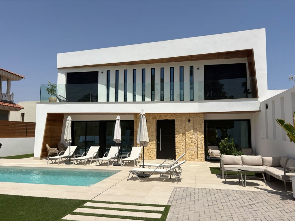 4 Bedroom 4 Bathroom House - Detached Villa in Orihuela