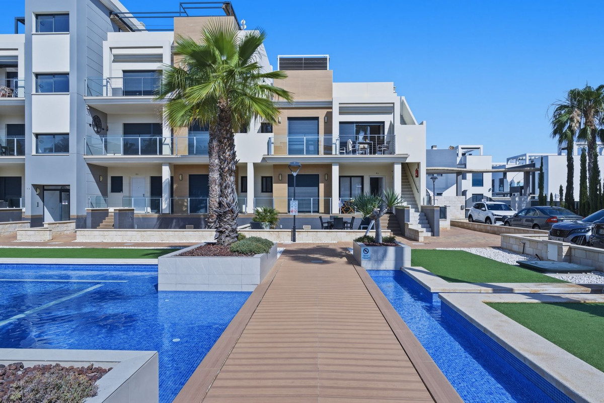 For sale - 2 Bedroom 2 Bathroom Apartment - Middle Floor Apartment in Orihuela - La Zenia  - Alicante