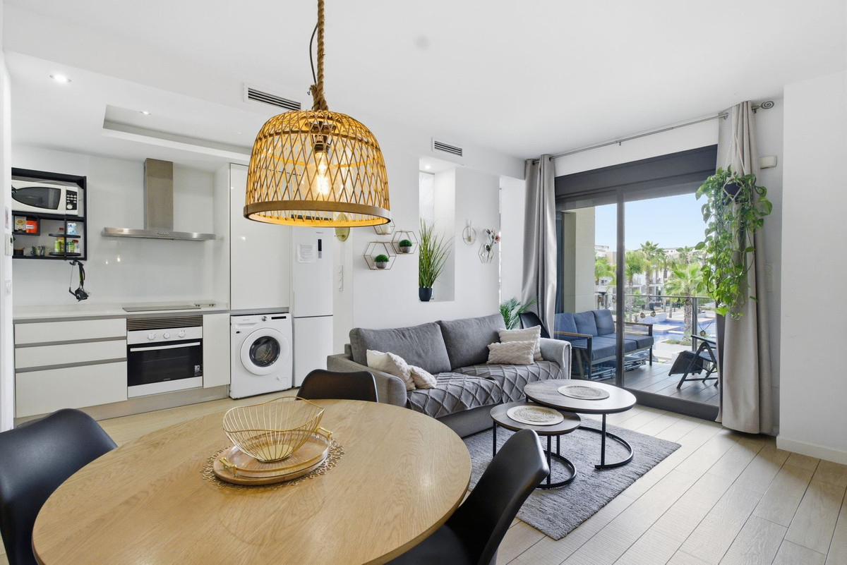 For sale - 2 Bedroom 2 Bathroom Apartment - Middle Floor Apartment in Orihuela - La Zenia  - Alicante