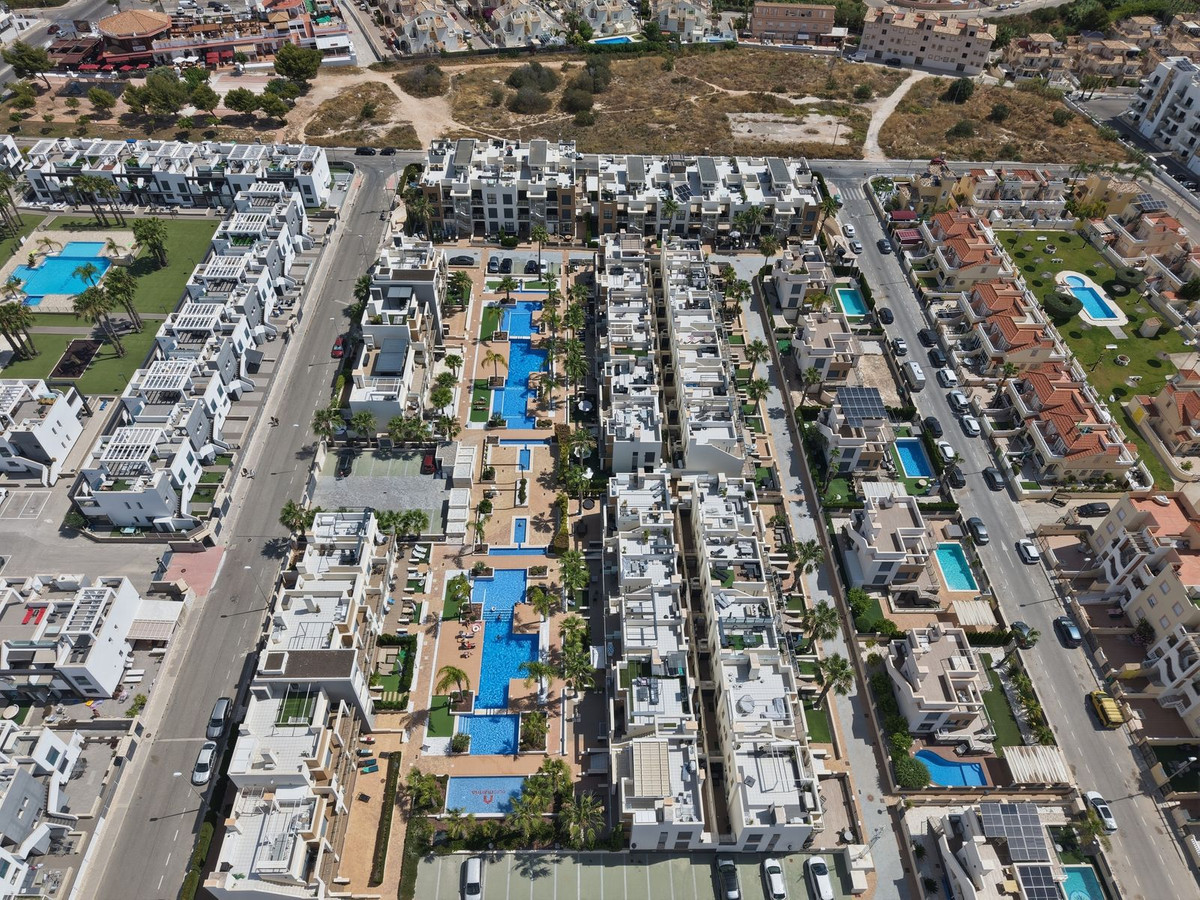For sale - 2 Bedroom 2 Bathroom Apartment - Middle Floor Apartment in Orihuela - La Zenia  - Alicante