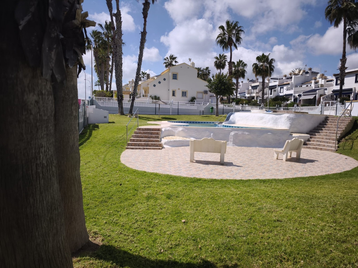For sale - 2 Bedroom 1 Bathroom House - Detached Villa in Orihuela - Villamartin  - Alicante