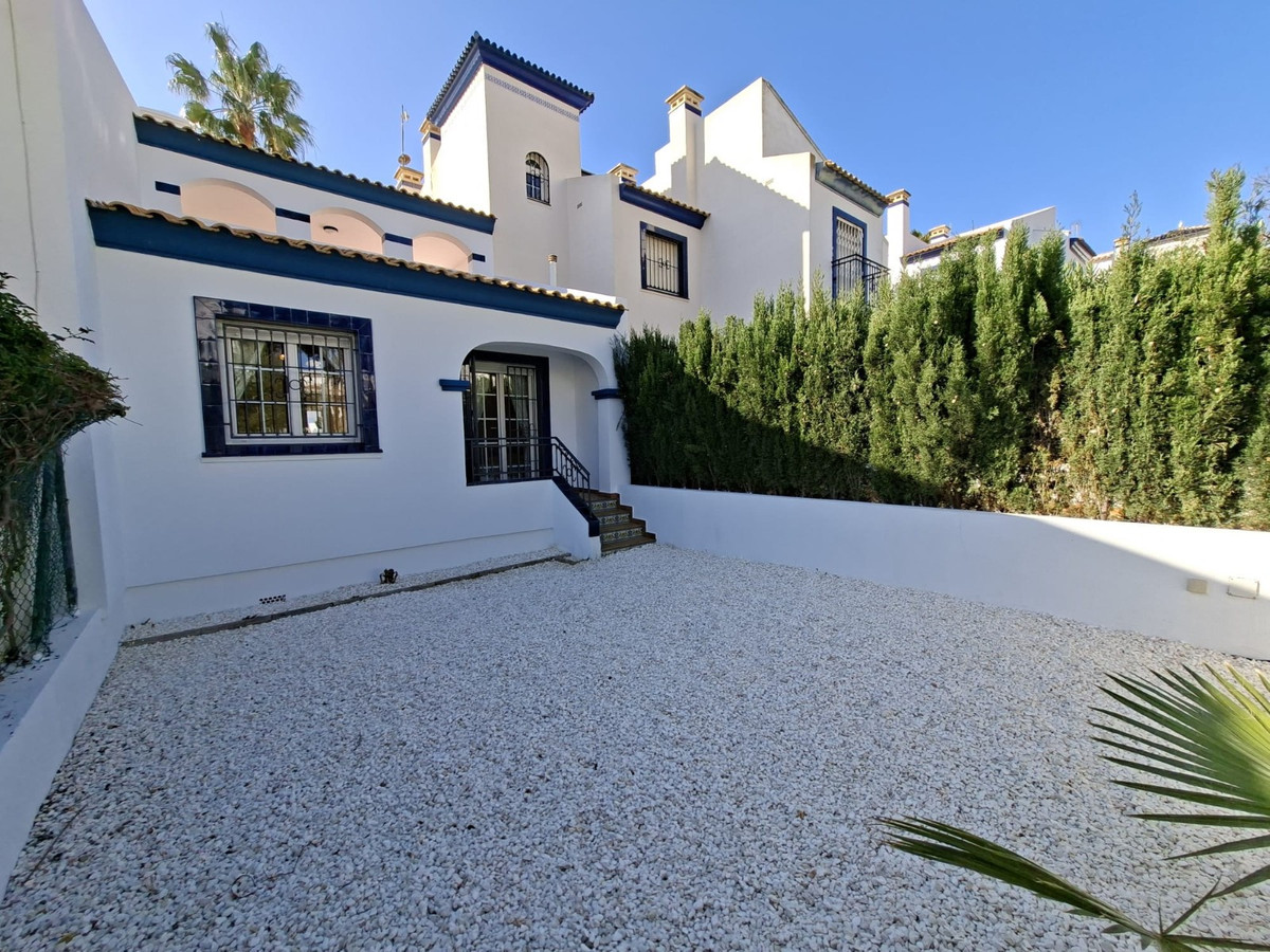 For sale - 2 Bedroom 1 Bathroom House - Detached Villa in Orihuela - Villamartin  - Alicante