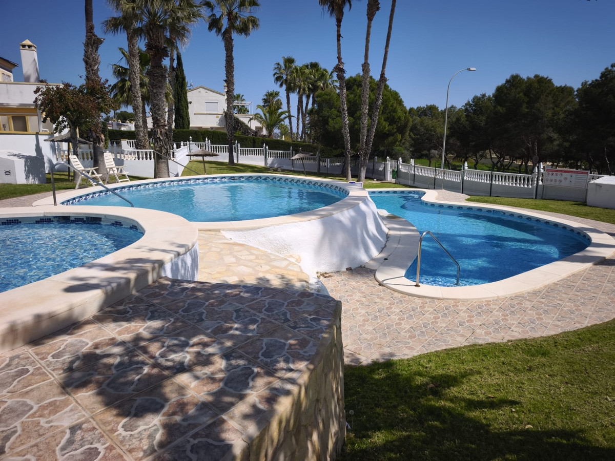 For sale - 2 Bedroom 1 Bathroom House - Detached Villa in Orihuela - Villamartin  - Alicante