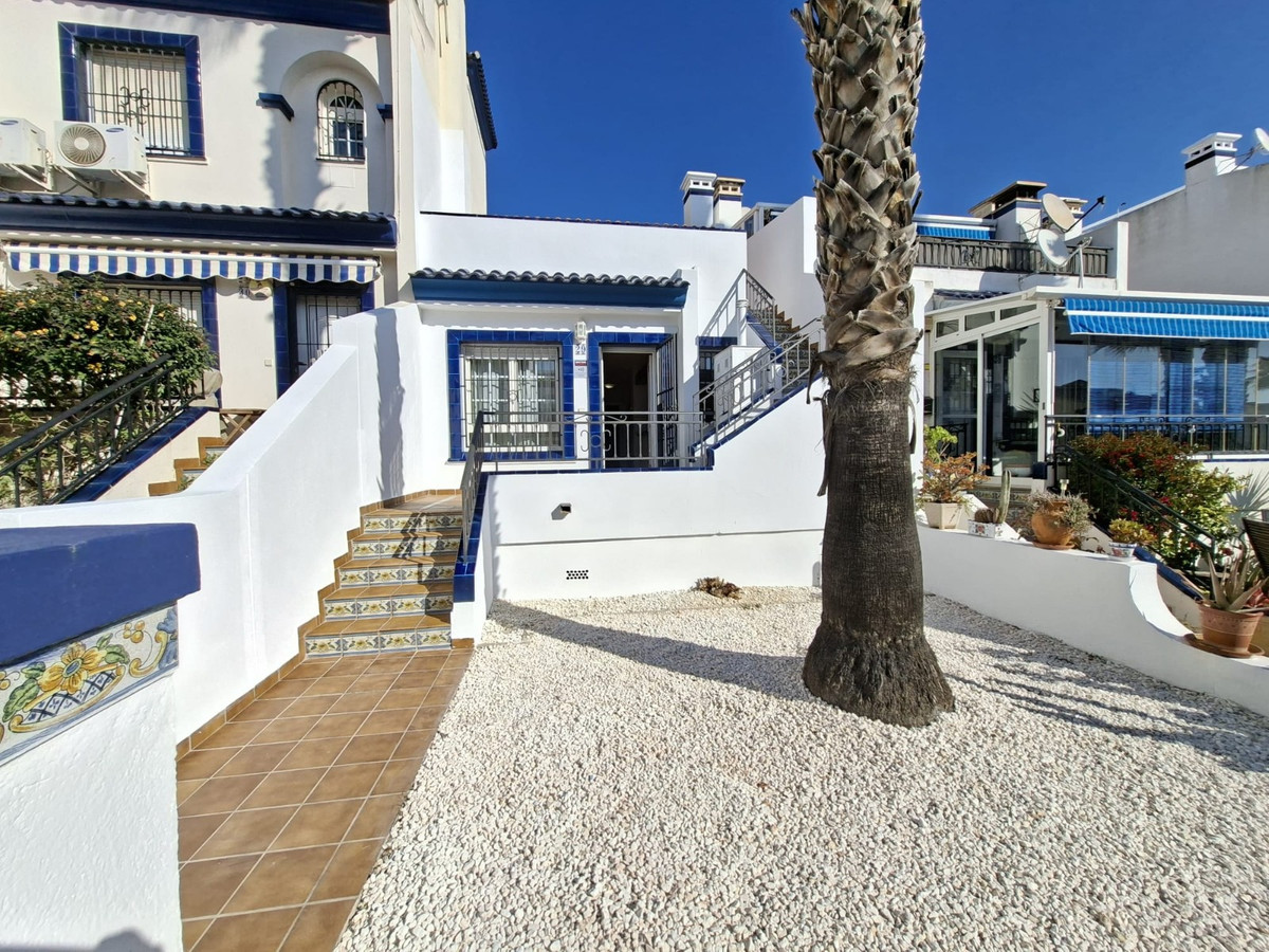 For sale - 2 Bedroom 1 Bathroom House - Detached Villa in Orihuela - Villamartin  - Alicante
