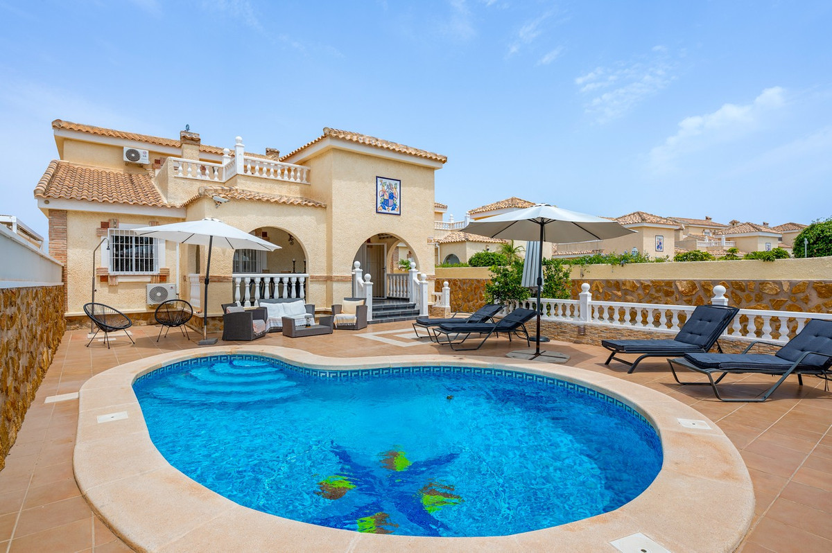For sale - 3 Bedroom 3 Bathroom House - Detached Villa in Santa Pola - Gran Alacant  - Alicante