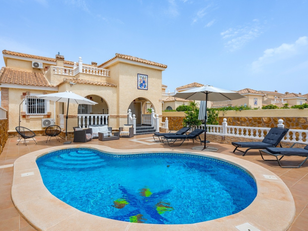 3 Bedroom 3 Bathroom House - Detached Villa in Santa Pola