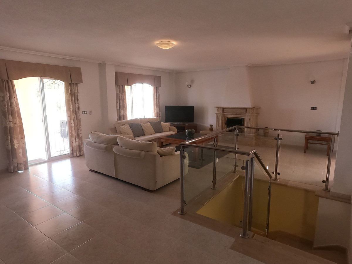 For sale - 5 Bedroom 4 Bathroom House - Detached Villa in Algorfa - Algorfa Centro  - Alicante