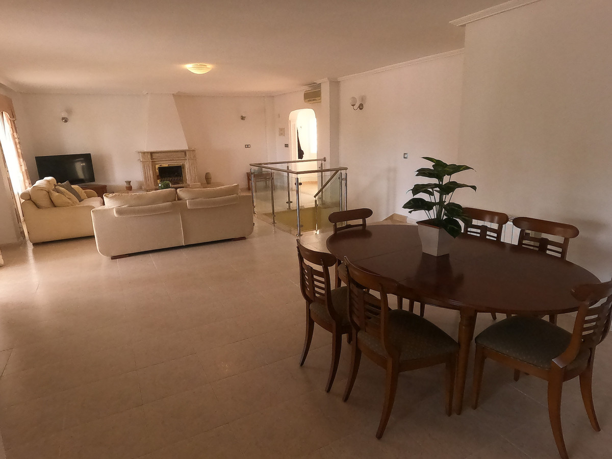 For sale - 5 Bedroom 4 Bathroom House - Detached Villa in Algorfa - Algorfa Centro  - Alicante
