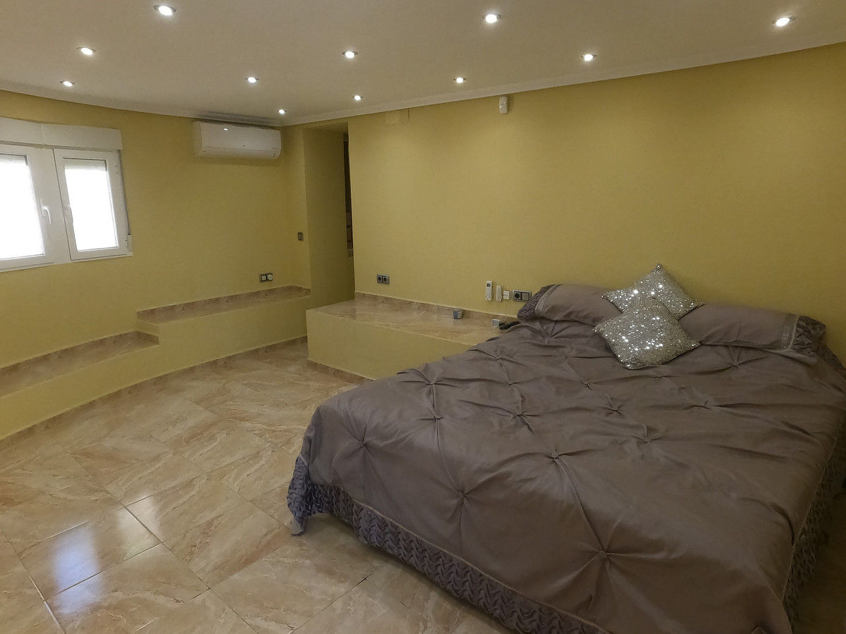 For sale - 5 Bedroom 4 Bathroom House - Detached Villa in Algorfa - Algorfa Centro  - Alicante