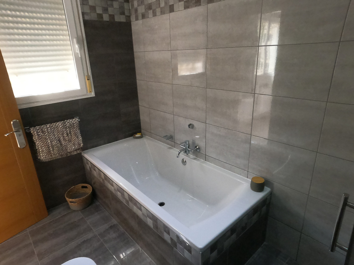 For sale - 5 Bedroom 4 Bathroom House - Detached Villa in Algorfa - Algorfa Centro  - Alicante