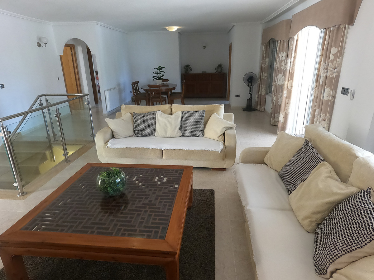For sale - 5 Bedroom 4 Bathroom House - Detached Villa in Algorfa - Algorfa Centro  - Alicante