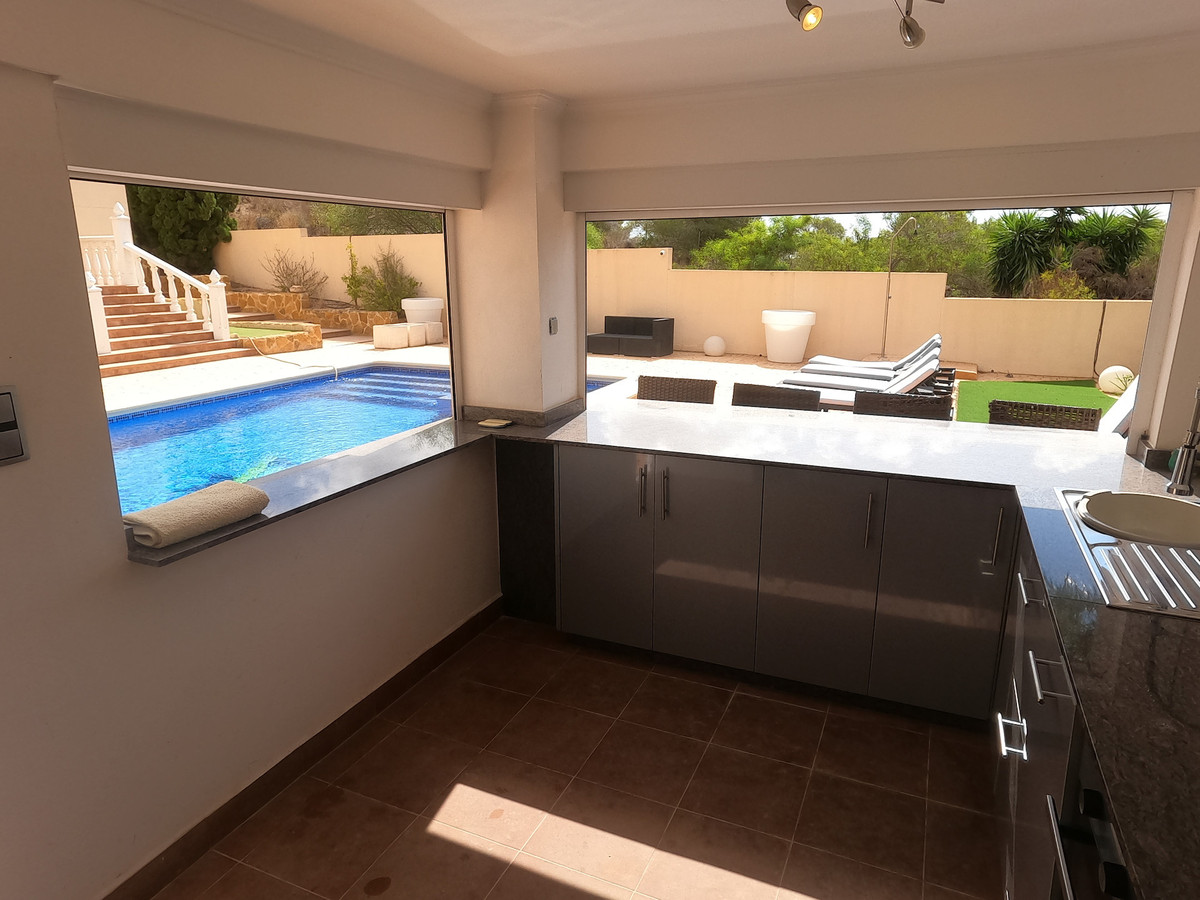 For sale - 5 Bedroom 4 Bathroom House - Detached Villa in Algorfa - Algorfa Centro  - Alicante