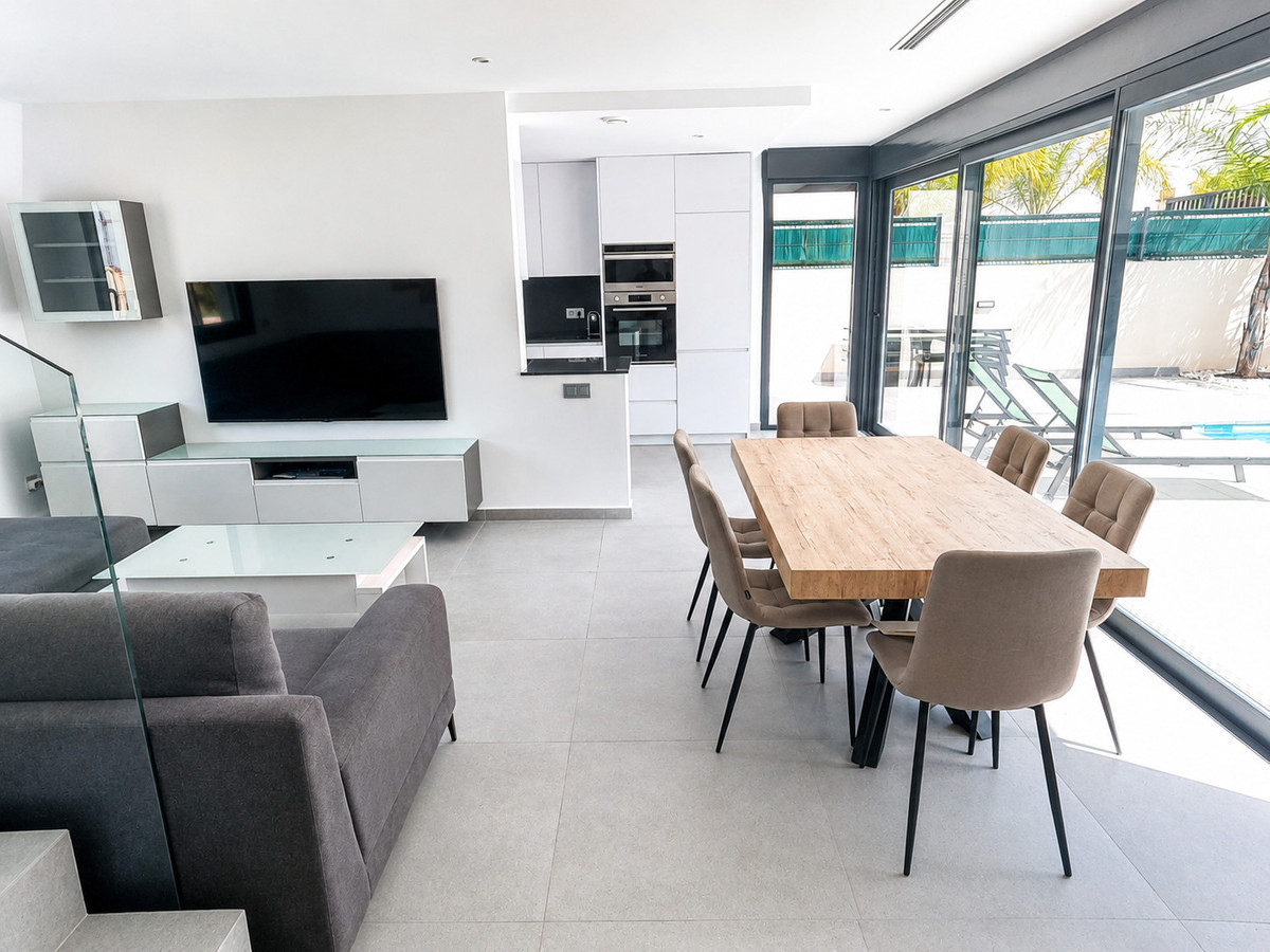 For sale - 5 Bedroom 4 Bathroom House - Detached Villa in Algorfa - La Finca Golf  - Alicante